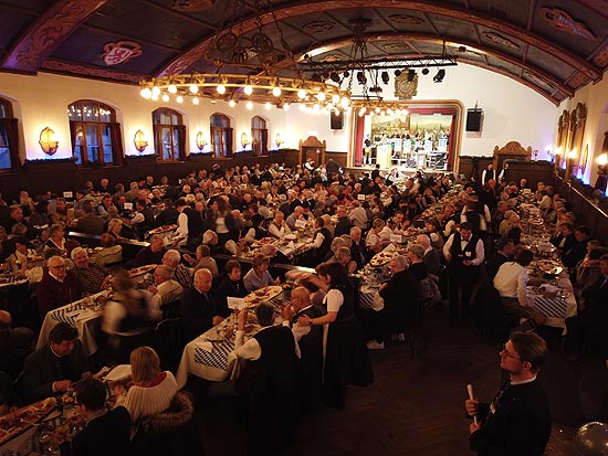 Mittendrin und voll dabei sind beim Maxiator Starkbierfest im Augustiner-Keller weniger die Poltiker, sonder nmehr die regelmässigen Gäste und Stammtisch-Belegschaften (©Foto. Martin Schmitz)